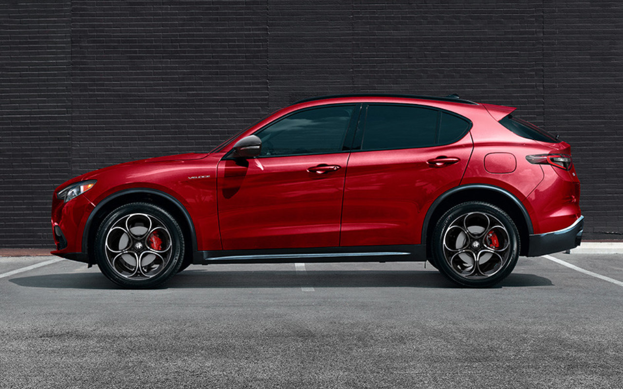 side view of an Alfa Romeo Stelvio 2024 in a parking lot