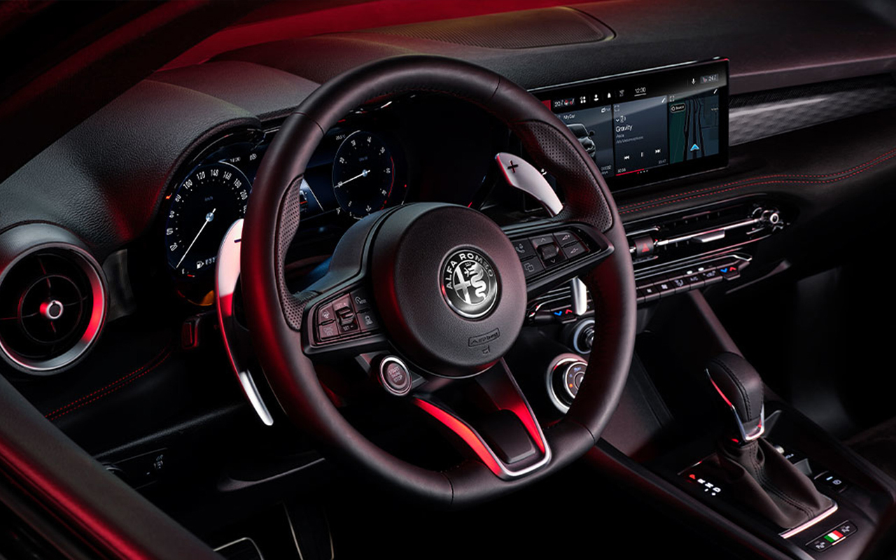 Vue de l'intérieur de l'Alfa Romeo Tonal hybride et du tableau de bord